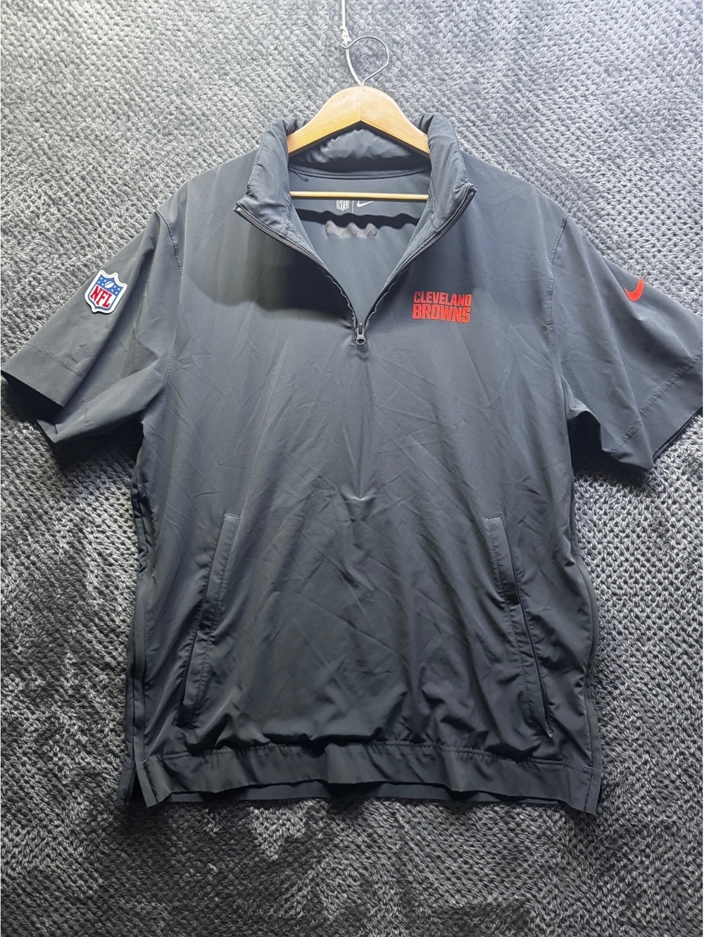 Cleveland Browns Nike NFL team issue men’s large short sleeve windbreaker 642